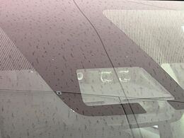【トヨタセーフティセンス】走行中に前方の車両等を認識し、衝突しそうな時は警報とブレーキで衝突回避と被害軽減をアシスト。より安全にドライブをお楽しみいただけます。