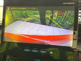 【バックカメラ】駐車時に後方がリアルタイム映像で確認できます。大型商業施設や立体駐車場での駐車時や、夜間のバック時に大活躍！運転スキルに関わらず、今や必須となった装備のひとつです！