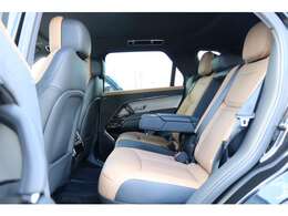 リアシートもヒーター＆リクライニング機能付きで快適にお過ごしいただけます。