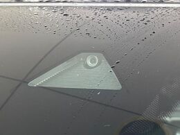 【スマートブレーキサポート】走行中に前方の車両等を認識し、衝突しそうな時は警報とブレーキで衝突回避と被害軽減をアシスト。より安全にドライブをお楽しみいただけます。