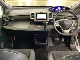 車内は光触媒抗菌消臭施工済です。インパネ周りはスタイリッシュなデザインで機能や装備も充実しています。グローブボックスやカップホルダーのほかにトレーなどたくさんの収納スペースが付いています。
