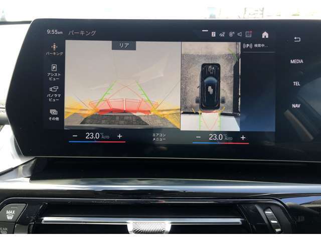 駐車する際は、パーキングヘルプラインと障害物マーク表示機能付のリアビューカメラがスマートな車庫入れをサポートします！障害物との距離を信号音と画面表示でお知らせするので安全かつ正確に駐車できます。