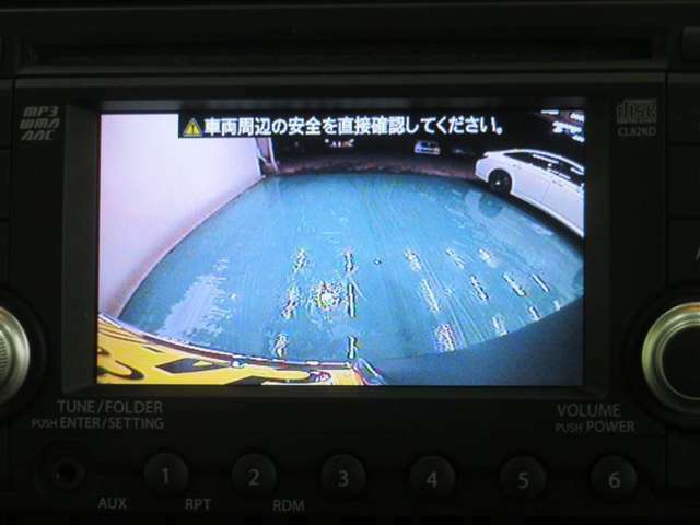 車両後方の映像を映すバックモニター。進路を確認しながら安全に車庫入れできます。