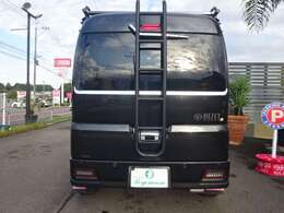 ルーフキャリアへの積み下ろしもこれがあれば脚立いらず！リアゲートラダー