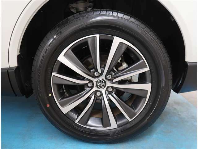 【タイヤ・ホイール】タイヤサイズ225/60R18の純正アルミホイールです。タイヤ溝は約8mmになります。