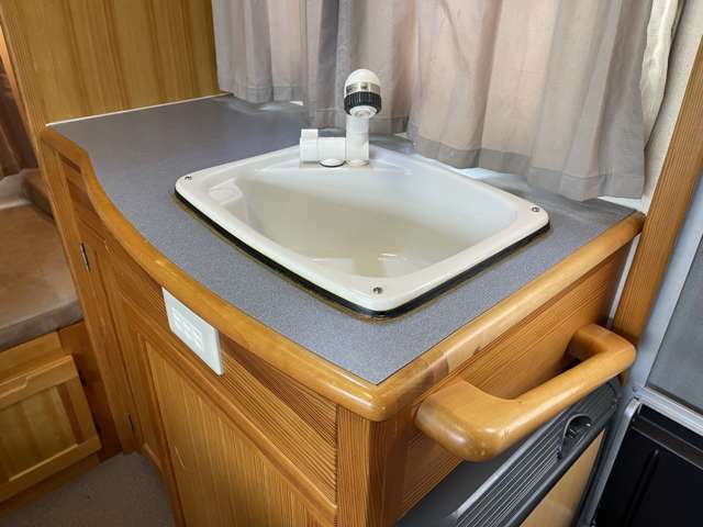 調理台周辺のお写真です。水道は便利で使い易いシャワーたいぷです。