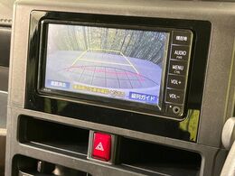 【バックカメラ】駐車時に後方がリアルタイム映像で確認できます。大型商業施設や立体駐車場での駐車時や、夜間のバック時に大活躍！運転スキルに関わらず、今や必須となった装備のひとつです！