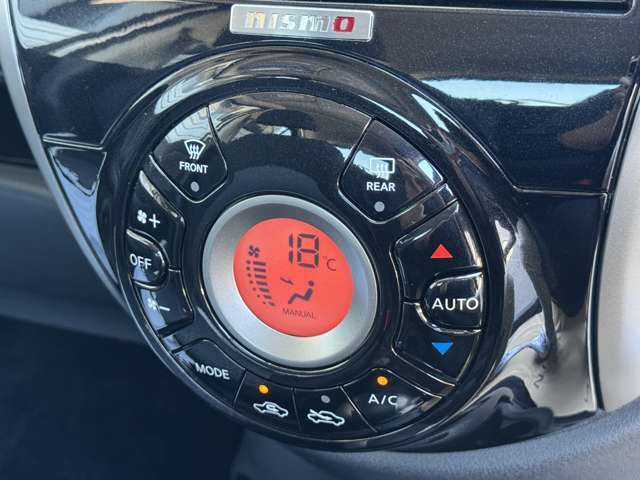 エアコンはオートエアコンです(^-^)温度調節も細かくできるので車内を快適な温度にできますよ(*^^*)人気の装備です☆