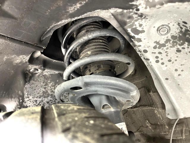 お車を安心してお乗りいただく為には、足回りの定期点検が欠かせません。サービスサポート（有償保証）では無料点検もご提供しており、安心のカーライフをお過ごしいただけるサポート体制が整っています。