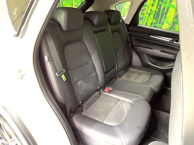 後部座席も気になるようなキズ・汚れやへたり等、大きなダメージはなく、良好な状態です。