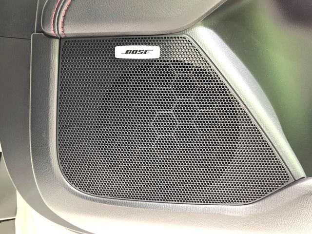 【BOSEサウンドシステム】メーカーオプションの高品位サウンドシステムを搭載。専用のチューニングが施された大小様々なスピーカーから良質なサウンドが奏でられ、臨場感あふれる音響空間を演出します。