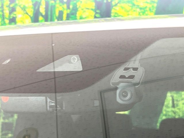 【スマートブレーキサポート】走行中に前方の車両等を認識し、衝突しそうな時は警報とブレーキで衝突回避と被害軽減をアシスト。より安全にドライブをお楽しみいただけます。