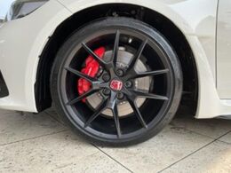 【ブレンボ製キャリパー】ハイパワー車両には強力なブレーキが必須！世界のスーパーカーにも採用されるイタリアの高級メーカー「ブレンボ」を装着！色鮮やかなキャリパーがスポーティな印象を引き立てます♪