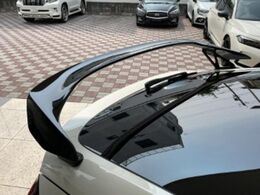 【大型リヤスポイラー】スポーツカーらしさがグッと引き立つ大型リヤスポイラーを装着♪高速走行時のスタビリティ（走行安定性）向上に役立ちます。
