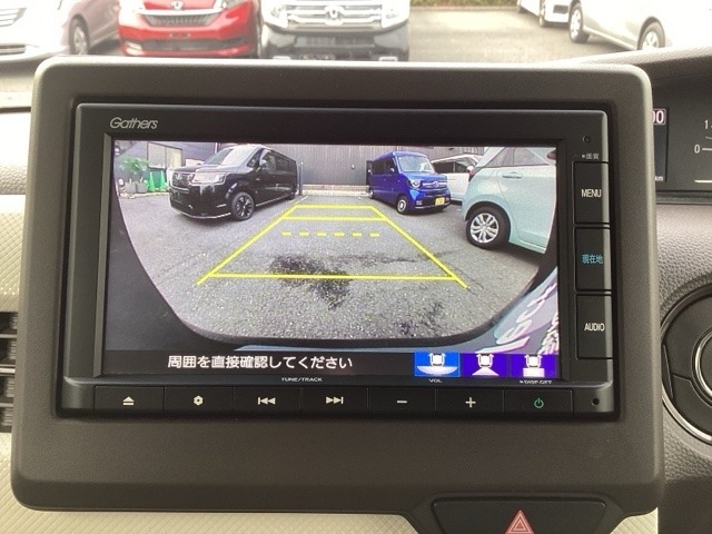 運転が苦手な方も車庫入れラクラクです！ギアをリバースに入れれば自動的にモニターが切り換わりますので、面倒な操作は不要です。狭い駐車場もお車を傷つけず安心です！