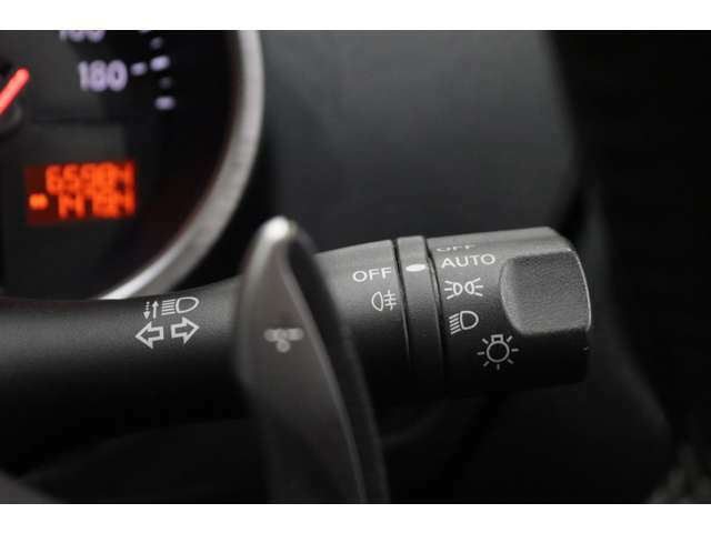 【オートライト】車外の明るさによって自動でライトが点灯。ライトの点け忘れや消し忘れを防ぐことができます。