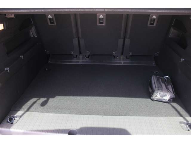 荷室は本国ではデリバリーグレードがあるほどの荷室スペースがございます。