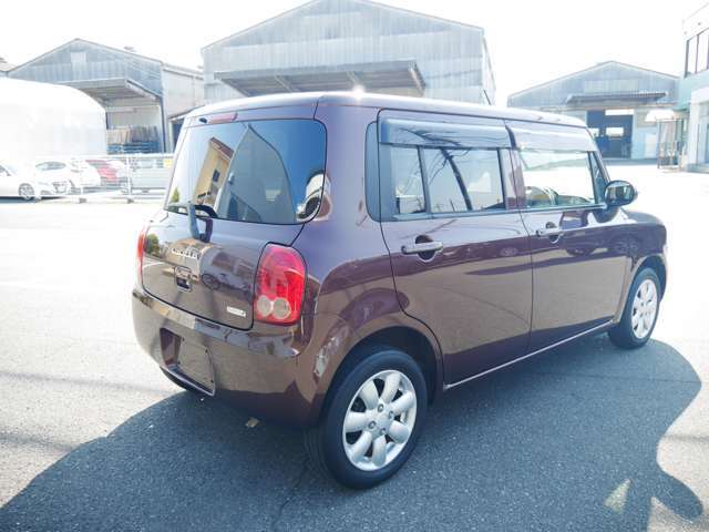 当店は私自らが仕入れ会場まで足を運び整備士目線で仕入れを致しております。展示前のチェックや清掃、お渡し前の点検やメンテナンスを自社で行い家族で経営しているのでコストダウンを実現しています。