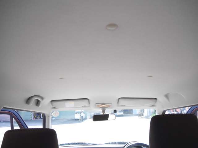 禁煙車でしたので天井も小奇麗ですね。