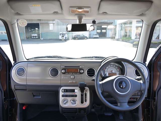 丸みを帯びたデザインのインテリアです。収納も豊富で使い勝手も良いと思います。