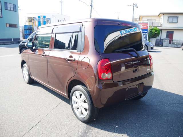 当店は自社工場もございます。雨の日、台風の日でも気にすることなくお車を見て頂けます。ご来店の際には事前にお電話を頂けましたら工場へ移動しておきますので、天候を気にすることなくご覧いただけます☆