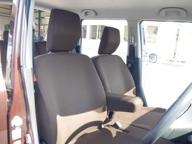 禁煙車でしたので室内も非常に小奇麗な感じです。ベンチシートでアームレストもあって楽な姿勢で運転できます。