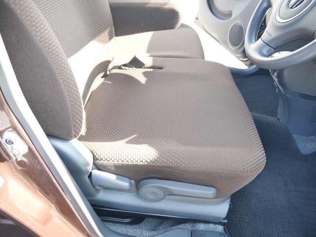1番傷みの出やすい運転席の座面ですが、破れやほつれもなく良い状態です。おしりの位置が上下するレバーもございますので嬉しいですね。