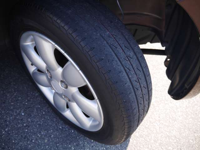 タイヤの溝は少なくなっていますので4本とも新品に交換してからのお渡しとなります（弊社指定の銘柄）