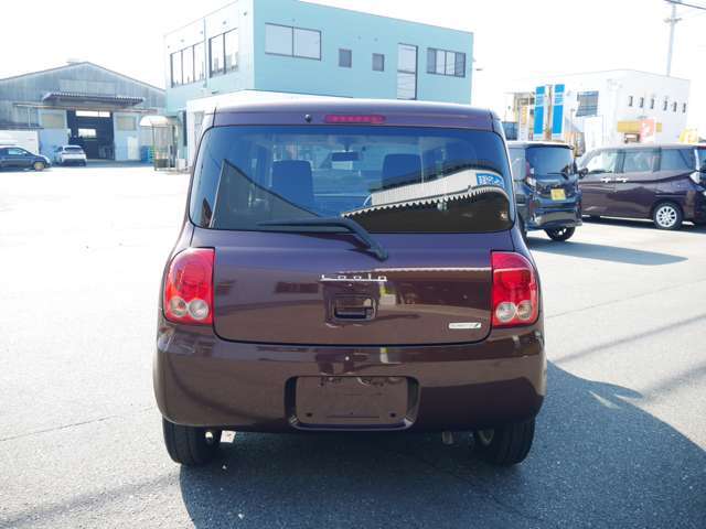 当店のお車は全て【安心保障価格】です。責任を持ってお客様にお渡しするために努力を重ねております。ただ安いだけではなくお客様に安心して乗って頂きたいのでメカニックや自社工場、保証も充実しております。