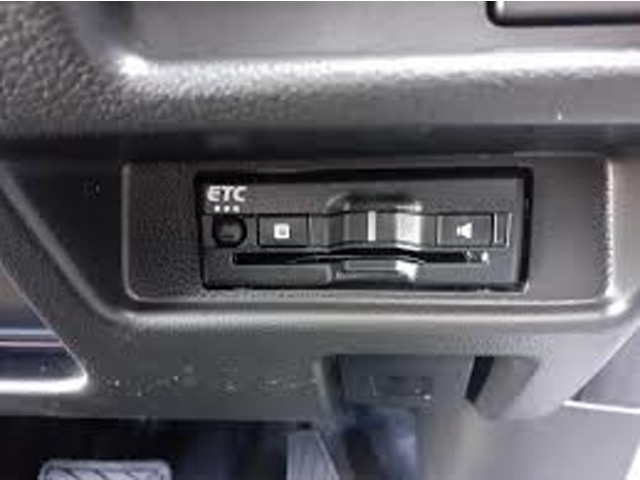 スズキ純正ビルトインETCなのですっきりと格納されます。運転席側の扱いやすい場所に取付されます。