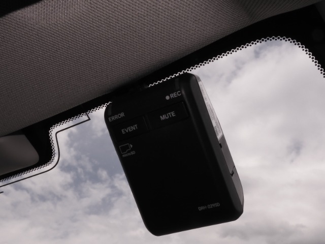 ◆ドライブレコーダー◆映像・音声などを記録する自動車用の装置です。　もしもの事故の際の記録はもちろん、旅行の際の思い出としてドライブの映像を楽しむことができます。