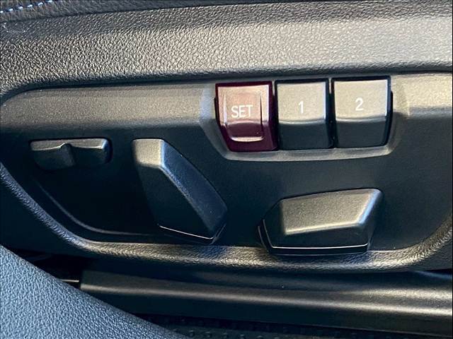 パワーシート装備でお好みのドライビングポジションに設定可能です。