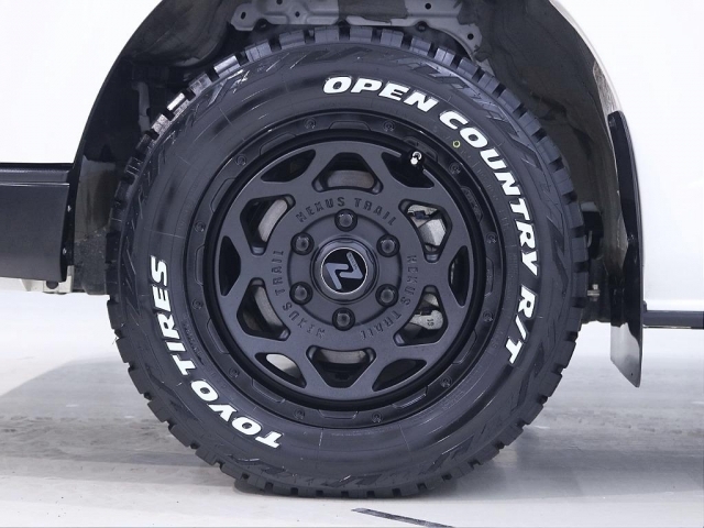 TOYO TIRES オープンカントリー　タイヤ 16in・NEXUS TRAIL NT-1 アルミホイール 16in　オフロード仕様な車です♪