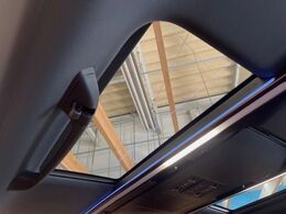 【ガラスルーフ】ガラスルーフ搭載で車内の解放感が一気にアップ！開放的なドライブをお楽しみいただけます。