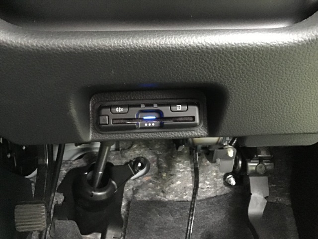 有料道路をキャッシュレスで通行できるETC車載器付きです。運転席足元に設置されています。ETCセットアップ費用は含まれておりません。別途必要となります。