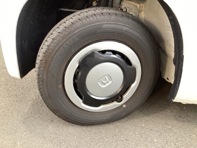 145-80-12タイヤとスチールホイール＋フルホイールキャップです。