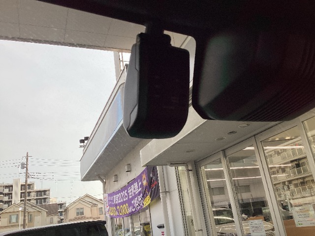 万が一の事故はもちろん快適で安全なドライブの必需品 純正ドライブレコーダーがフロントに付いています。
