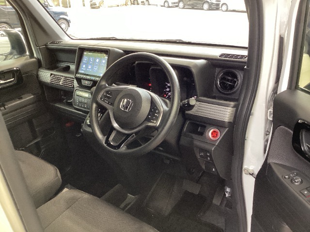 フロントベンチシートだから運転席助手席足元もゆったり広々快適です。助手席への移動も楽々です。