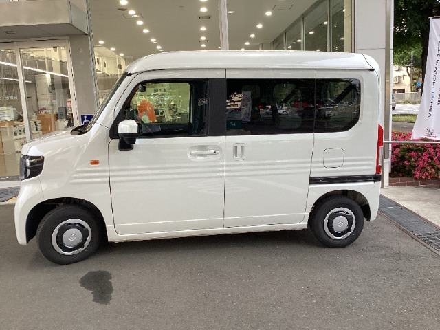 全長339cm、幅147cm、高さ194cmのお車になります。