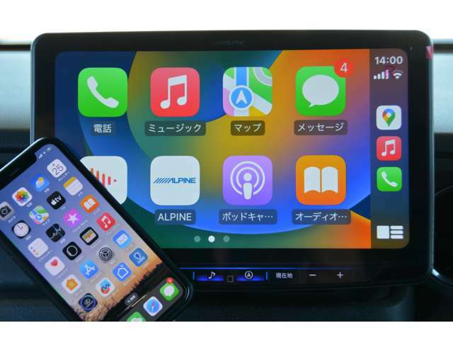 「Apple　CarPlay」でiPhoneをナビに接続すれば、いつものアプリを大画面ディスププレイに表示♪音楽再生、ルート検索、メッセージの送受信などをタップ操作や音声操作で運転時にも快適に使えます