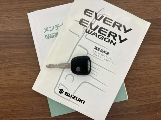 お車の取扱説明書がございます。運転中に何か機能を調べるときに、その場でサッと開ける取説は頼もしい存在です。鍵はキーレスエントリーを採用しております。