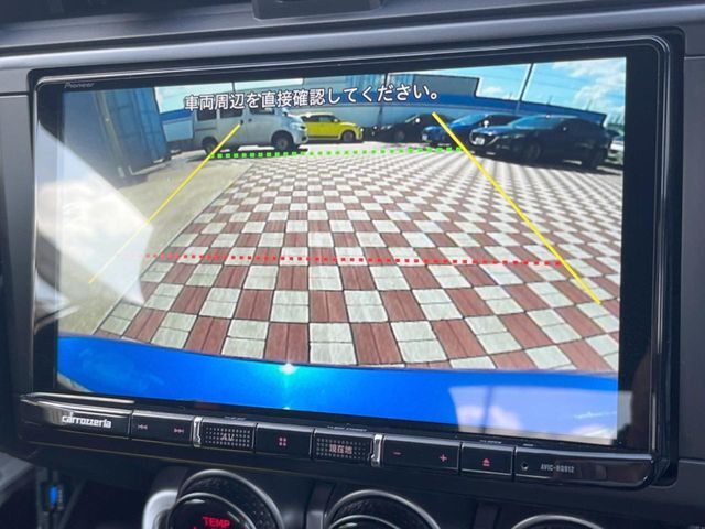 【バックカメラ】駐車時に後方がリアルタイム映像で確認できます。大型商業施設や立体駐車場での駐車時や、夜間のバック時に大活躍！運転スキルに関わらず、今や必須となった装備のひとつです！