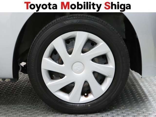 シンプルなデザインの純正ホイールキャップ装着車です。