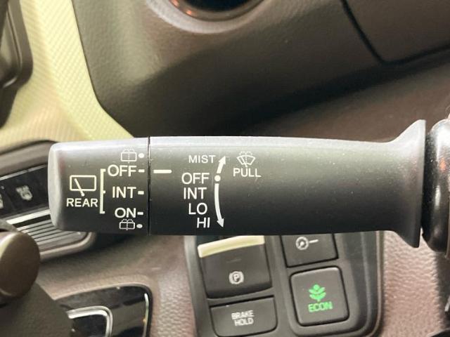 WECARSの展示場では実際に見て、触ってお車をお選びいただけます！知識の豊富な営業スタッフが様々なカーライフをご提案いたします！