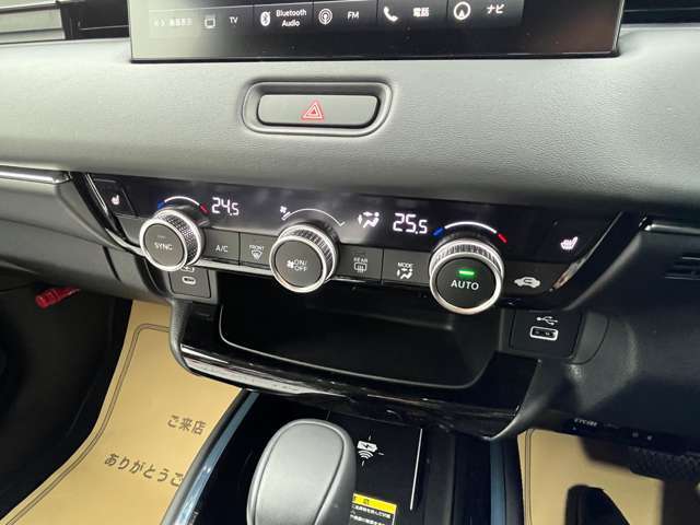 機能制御スイッチは1か所にまとまっておりわかりやすくなっております。シートヒーターもついておりますので寒い時期でもご安心ください！！