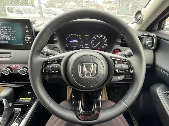 ハンドル右側の操作スイッチ。高速道路での渋滞や長時間の巡行走行のストレスを軽減します！また、ステアリングヒーター付きですので、寒い冬の時期でもご安心ください！！