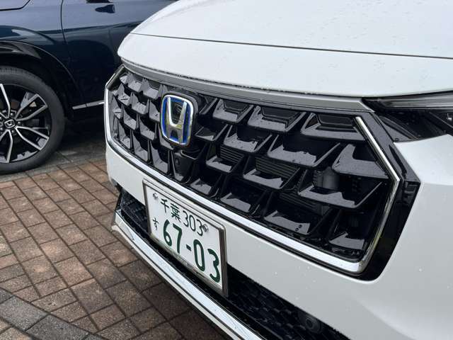 フロントグリル(ベルリナブラック・クロームメッキ)付き。よりスポーティーで個性的なお車に仕上がっております！！