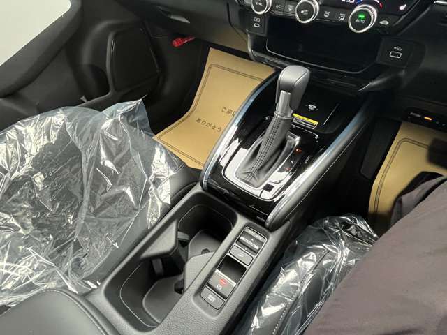 電子パーキングですので、簡単に操作可能です！！またシフトレバーはとてもスムーズに操作しやすく、スタイリッシュなデザインとなっております！！