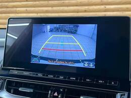 【カラーバックモニター】を装備しております。リアの映像がカラーで映し出されますので日々の駐車も安心安全です。