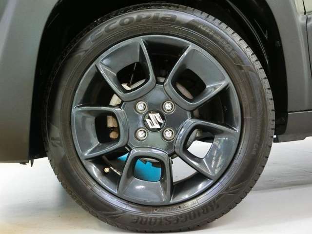 車のデザインにマッチした純正アルミホイール